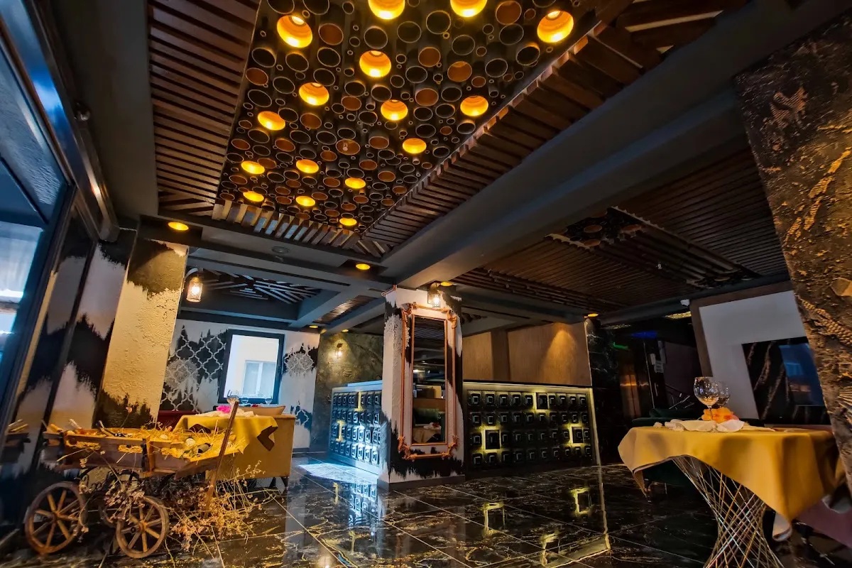 Moonday Hotel